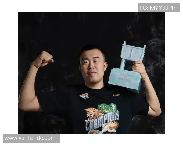 韩德君：从篮球新星到球队核心的成长之路与辉煌成就